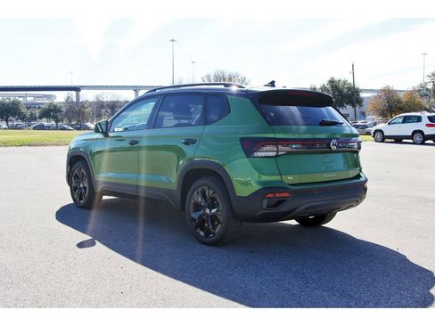 Certified 2025 Volkswagen Taos SE FWD image 5