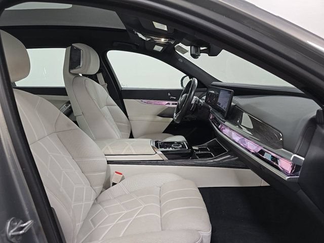 Used 2023 BMW 760i xDrive AWD/4WD image 7