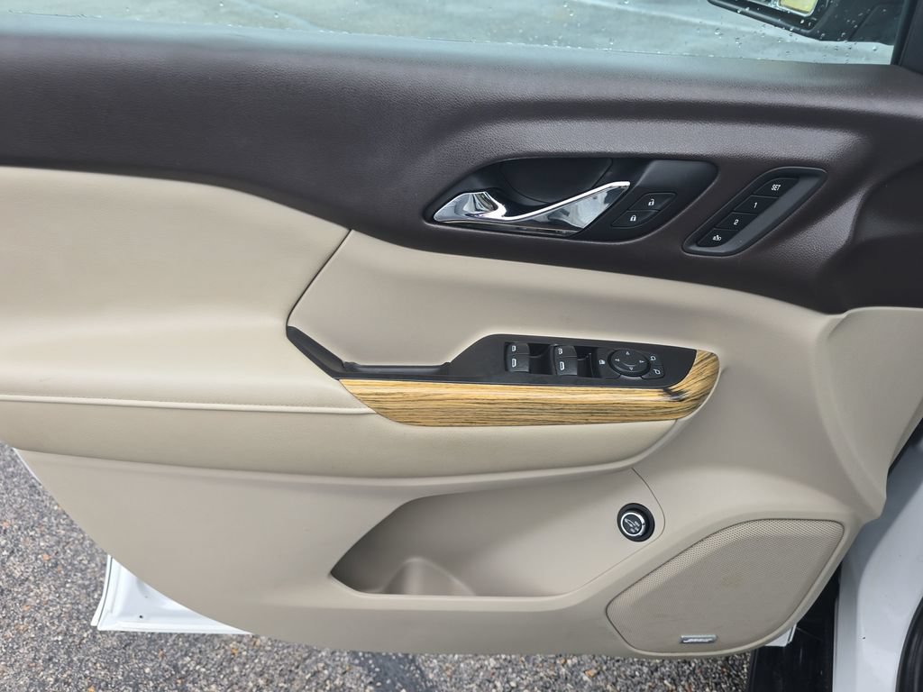 Used 2018 GMC Acadia Denali w/ Technology Package FWD image 25