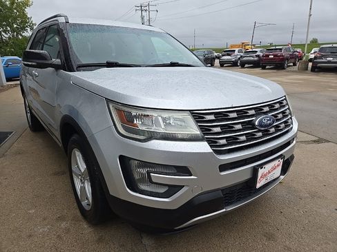Used 2017 Ford Explorer XLT image 18