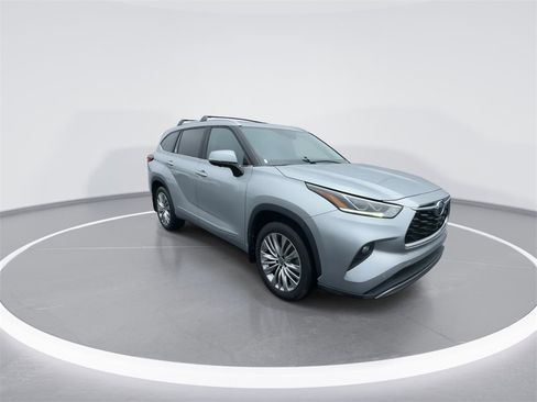 Used 2023 Toyota Highlander Platinum image 2