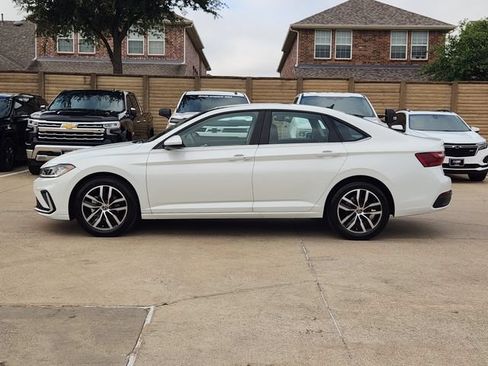 Used 2025 Volkswagen Jetta SE FWD image 12