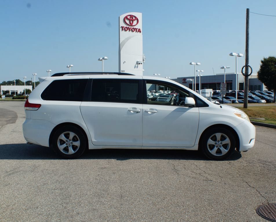 Used 2014 Toyota Sienna LE FWD image 16