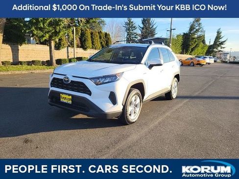 Used 2021 Toyota RAV4 LE image 1