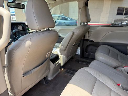 Used 2016 Toyota Sienna XLE w/ XLE Navigation Package FWD image 8