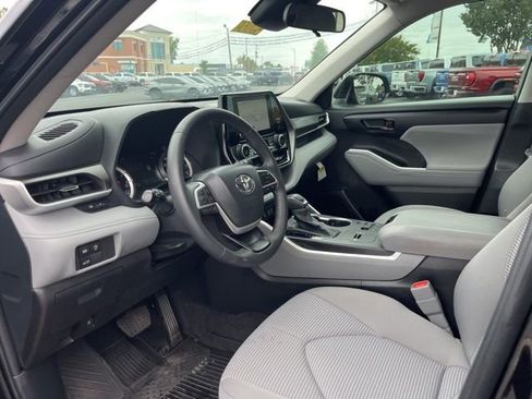 Used 2024 Toyota Highlander LE FWD image 7