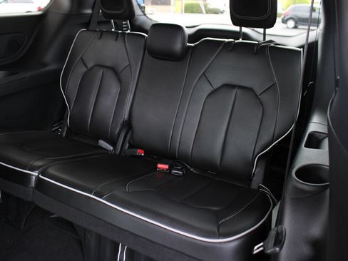 Used 2023 Chrysler Pacifica Limited w/ S Appearance Package FWD image 24