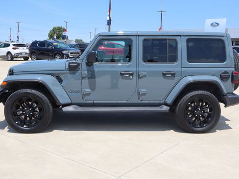 Used 2025 Jeep Wrangler Unlimited Sahara AWD/4WD image 8