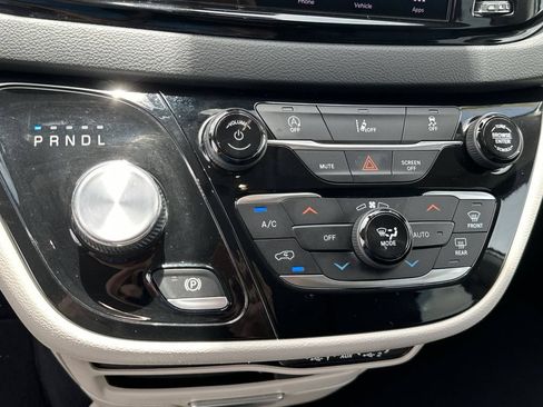 Used 2022 Chrysler Pacifica Touring-L FWD image 21