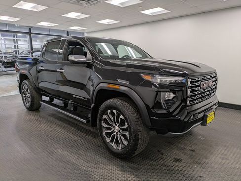 Used 2024 GMC Canyon Denali image 3