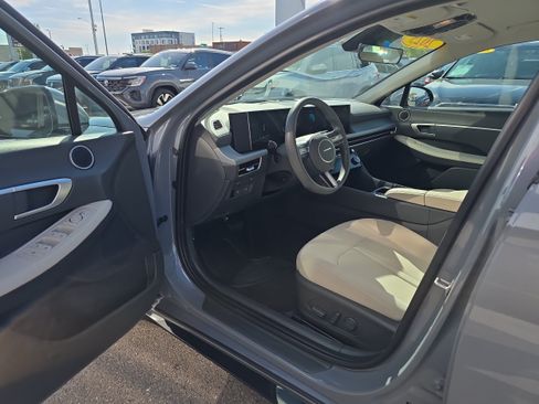 Used 2025 Hyundai Sonata SEL FWD image 2