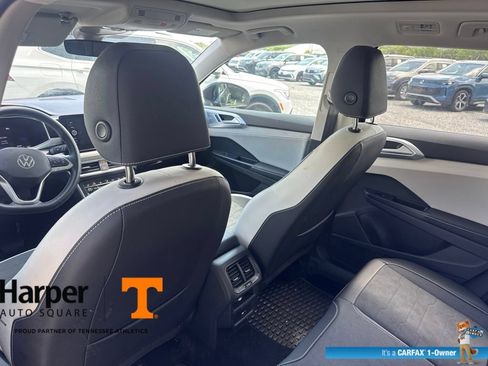 Used 2025 Volkswagen Taos SE w/ Panoramic Sunroof Package FWD image 11