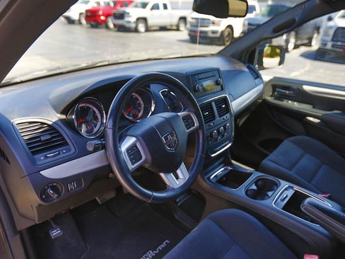 Used 2015 Dodge Grand Caravan SXT w/ Blacktop Package FWD image 4