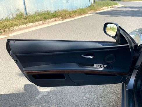 Used 2010 BMW 328i Convertible image 18