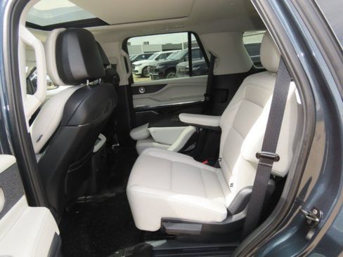Used 2025 Lincoln Navigator Reserve AWD/4WD image 19