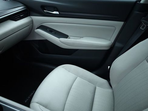 Used 2024 Nissan Altima 2.5 SV w/ SV Premium Package image 10