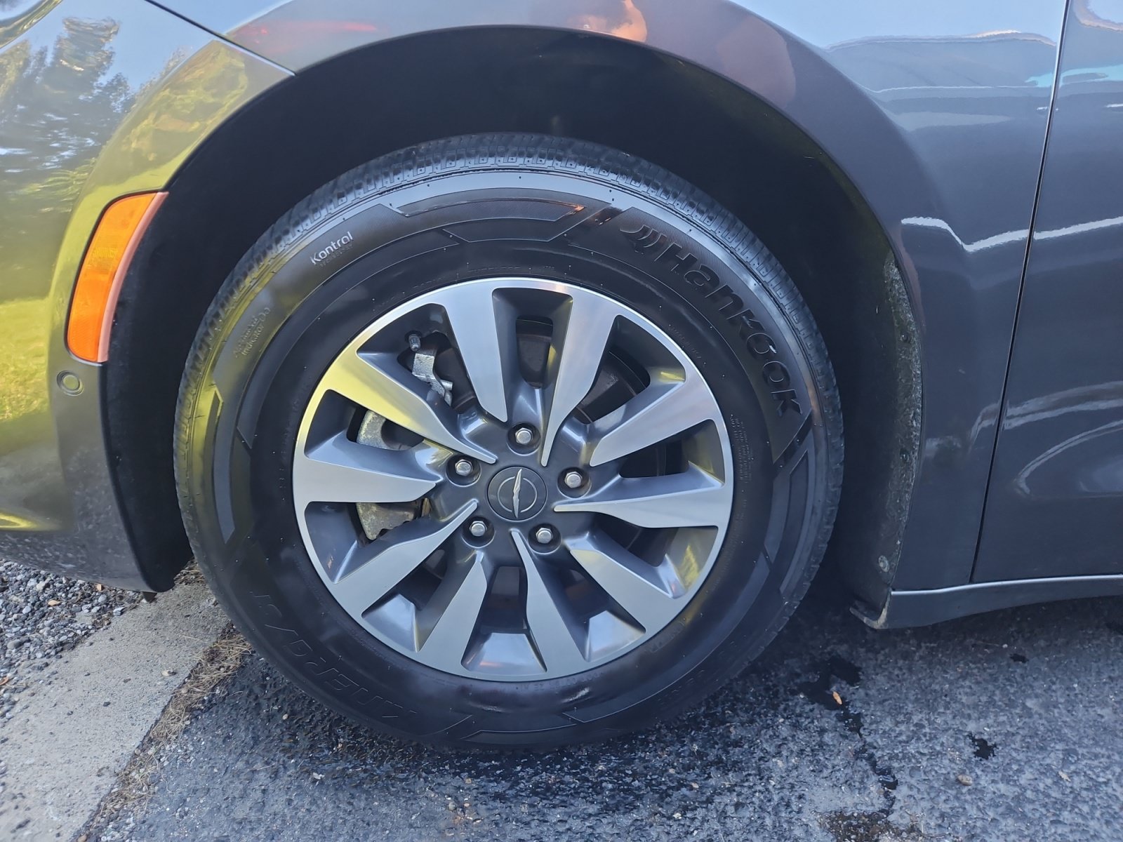 Used 2021 Chrysler Pacifica Touring-L FWD image 16