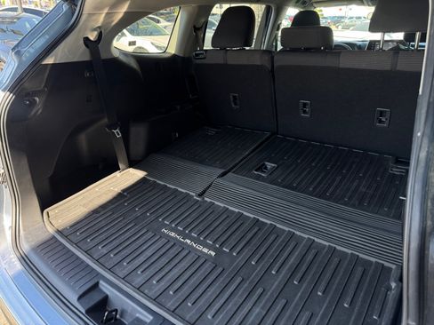 Used 2022 Toyota Highlander LE FWD image 19