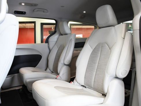Used 2017 Chrysler Pacifica Touring Plus FWD image 17
