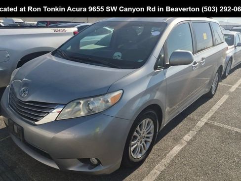 Used 2015 Toyota Sienna XLE w/ XLE Navigation Package FWD image 4