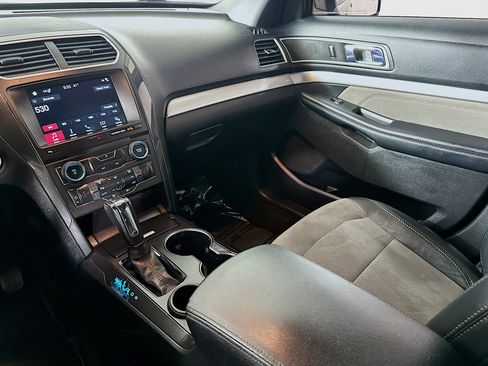 Used 2017 Ford Explorer XLT w/ Equipment Group 202A image 21