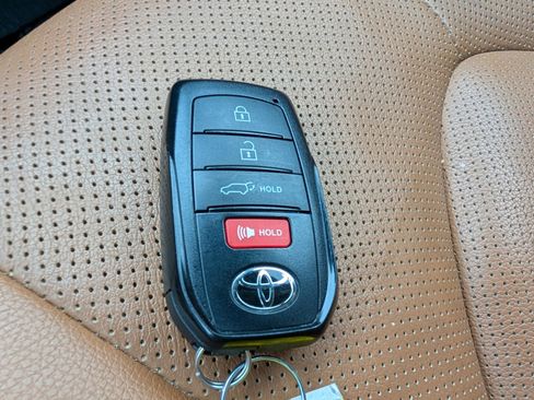 Used 2024 Toyota Highlander Platinum image 21