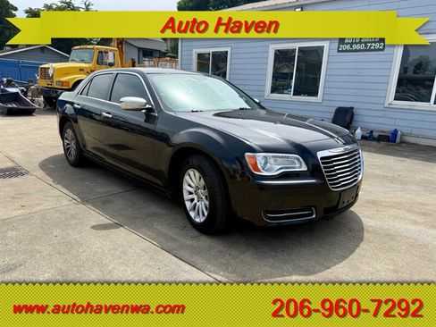 Used 2014 Chrysler 300 RWD image 2