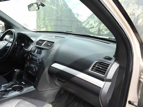 Used 2017 Ford Explorer XLT image 24