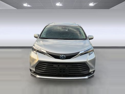 Used 2025 Toyota Sienna XLE FWD image 6