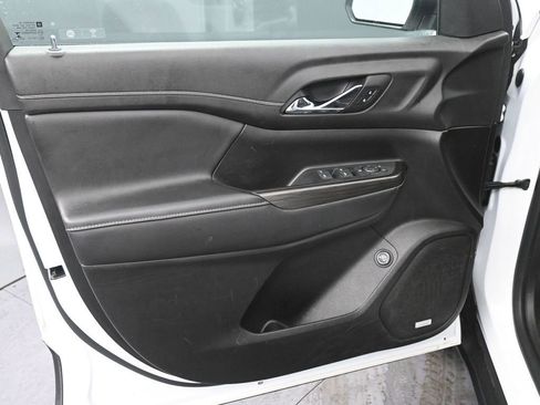 Used 2023 GMC Acadia SLT image 17