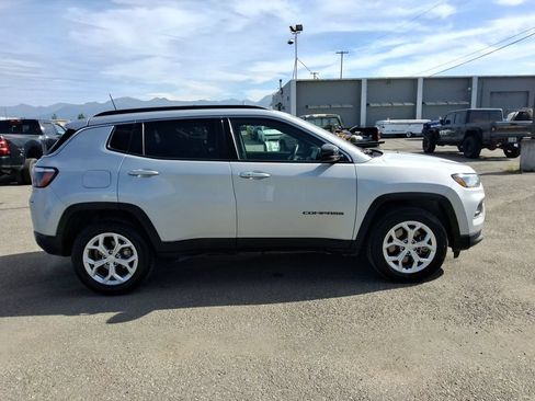Used 2024 Jeep Compass Latitude AWD/4WD image 9