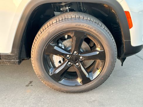 New 2025 Jeep Grand Cherokee Limited w/ Black Appearance Package RWD image 10