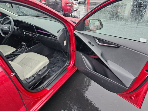 Used 2024 Kia Niro EX Touring image 12