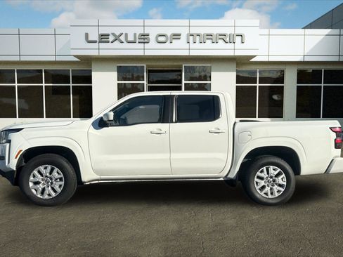 Used 2023 Nissan Frontier SV image 2