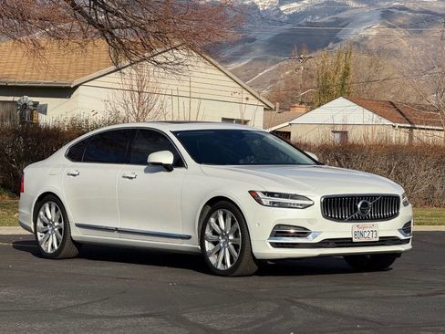 Used 2018 Volvo S90 T8 Inscription w/ Convenience Package image 3