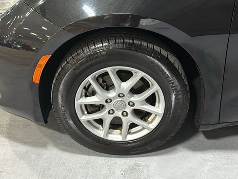 Used 2017 Chrysler Pacifica Touring FWD image 8