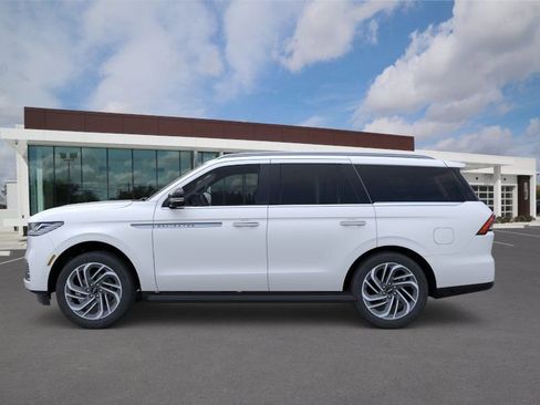 New 2026 Lincoln Navigator Premiere AWD/4WD image 3
