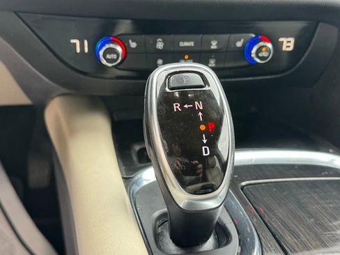 Used 2018 Buick Enclave Essence image 25