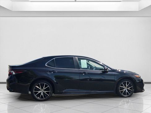 Used 2022 Toyota Camry SE image 4