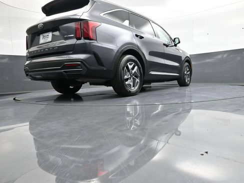 Certified 2021 Kia Sorento EX FWD image 33