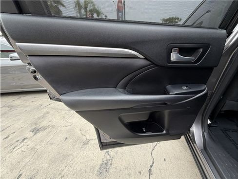 Used 2017 Toyota Highlander SE FWD image 21