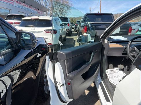 Used 2021 Tesla Model Y Long Range image 15