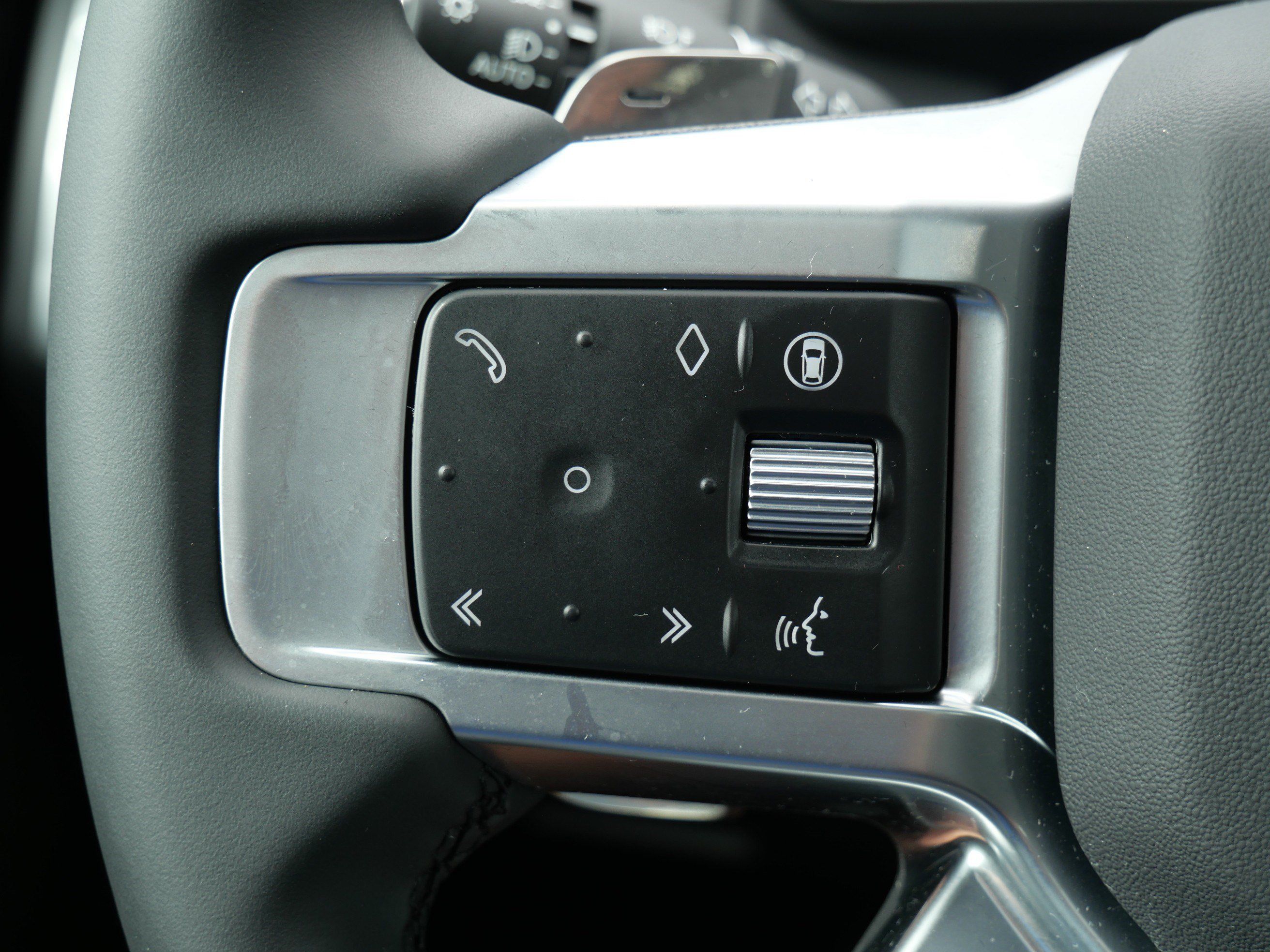 Certified 2025 Land Rover Discovery Dynamic SE AWD/4WD image 23