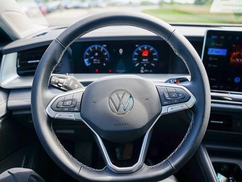 Used 2025 Volkswagen Tiguan SE w/ Panoramic Sunroof Package image 13