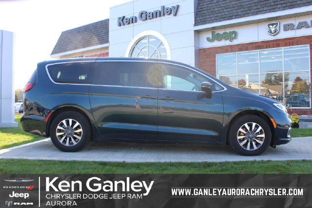 Used 2024 Chrysler Pacifica Limited FWD image 1