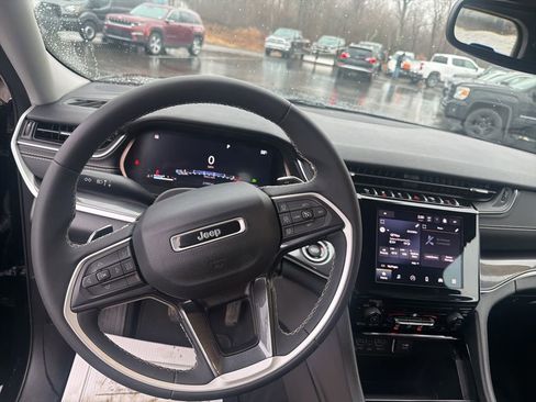 Used 2023 Jeep Grand Cherokee L Laredo image 20