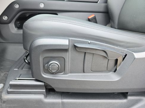 Used 2025 Land Rover Defender 90 S image 28