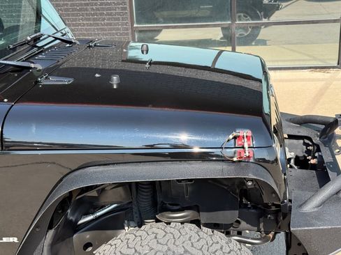 Used 2016 Jeep Wrangler Rubicon w/ Power Convenience Group AWD/4WD image 14