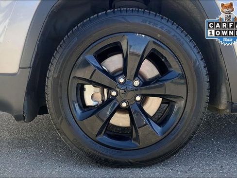 Used 2018 Jeep Cherokee Latitude w/ Altitude Package FWD image 9