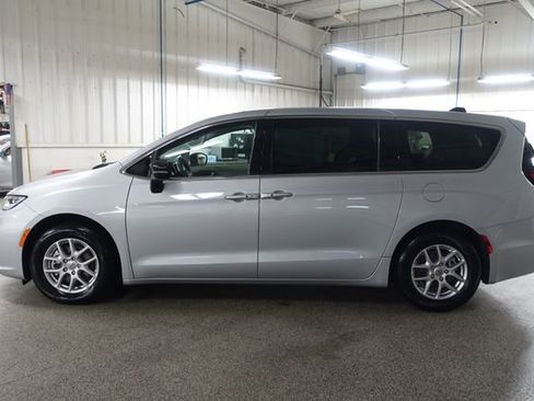 Used 2024 Chrysler Pacifica Touring-L image 4